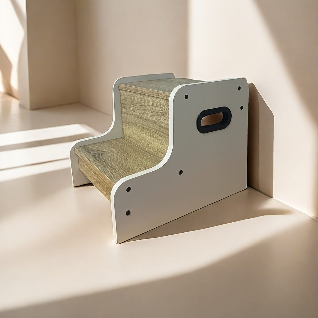 Chaise en bois dans une chambre d'enfant