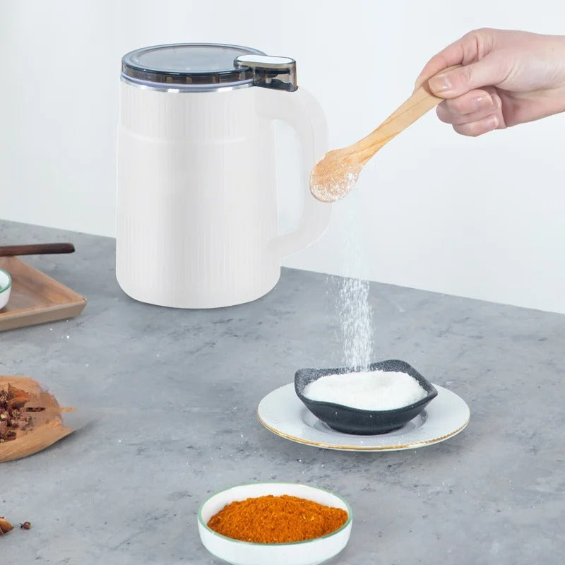 Moulin à grains électrique en gros plan sur fond blanc
