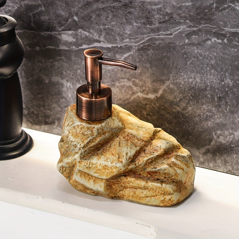 Distributeur de savon sur une étagère, accentuant son aspect naturel