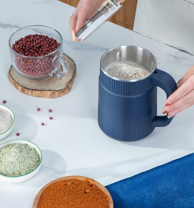 Moulin à café bleu, vue frontale avec détails visibles