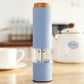 Moulin bleu en position verticale sur une table