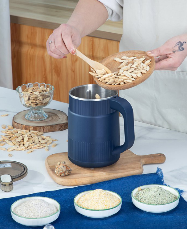 Thermos bleu en position verticale avec bouchon visible