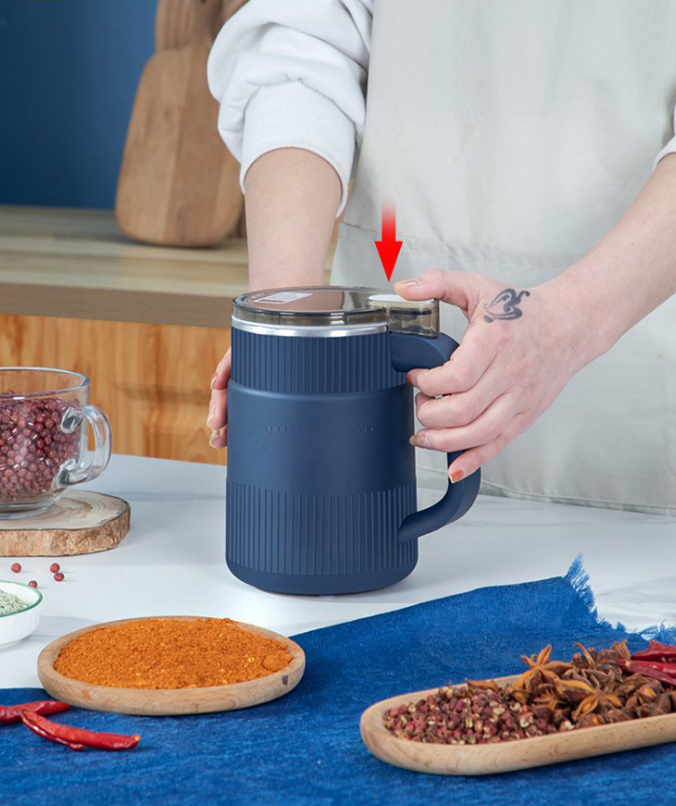 Thermobecher bleu avec couvercle, vue de côté