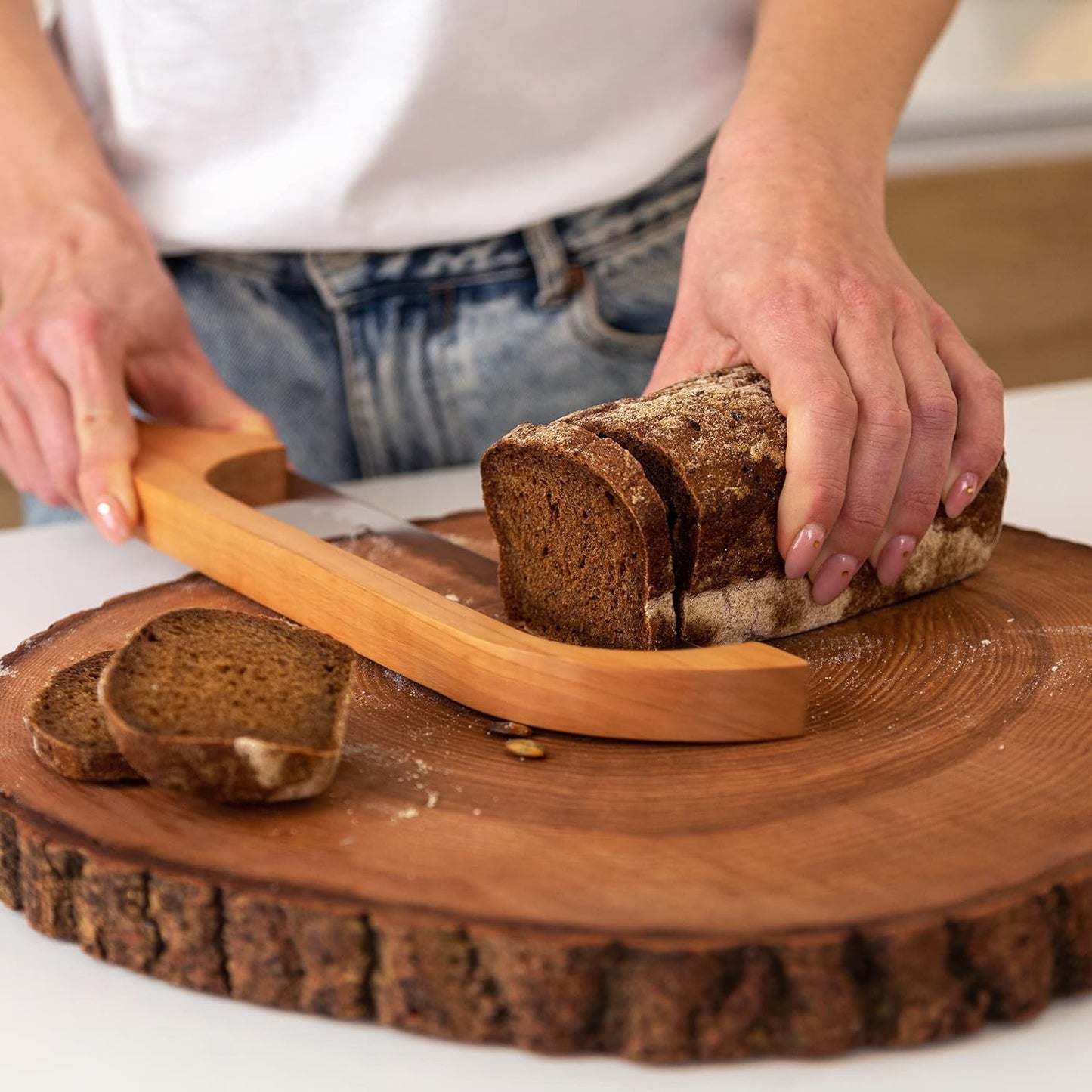 Pain et couteau sur une planche en bois, vue frontale