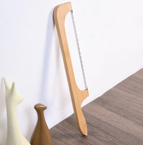 Vue latérale du couteau à pain avec manche en bois
