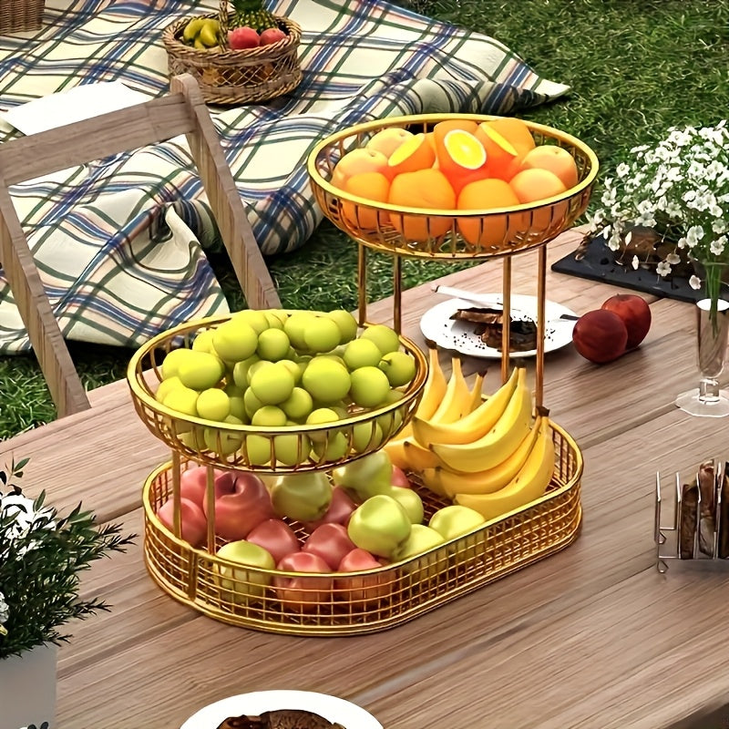 Panier à fruits doré placé sur un plan de travail