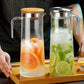 Carafe en verre avec couvercle en bois, contenant du bubble tea