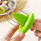 Ensemble complet de l'outil avec kiwi fraîchement coupé