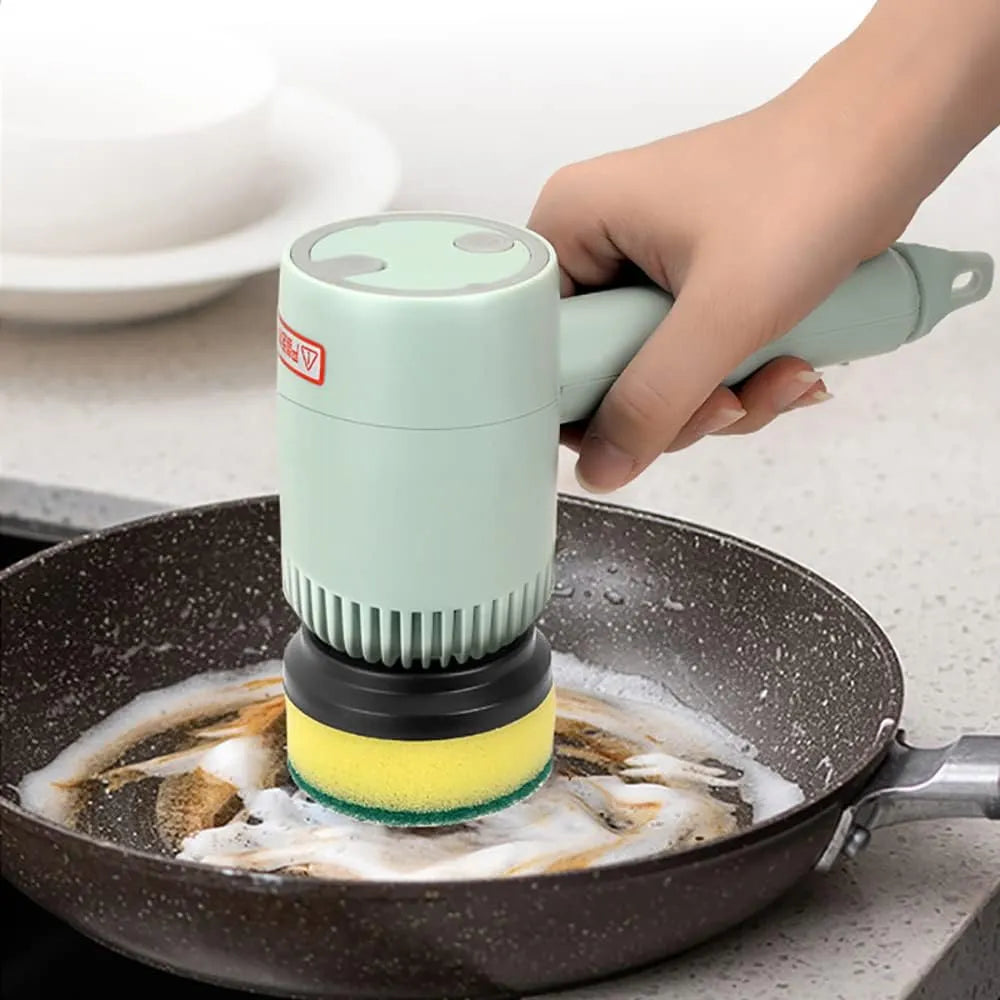 Brosse rotative automatique nettoyant une assiette sale