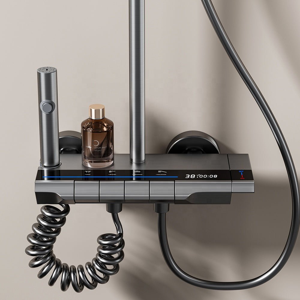 Colonne de douche grise avec affichage digital allumé