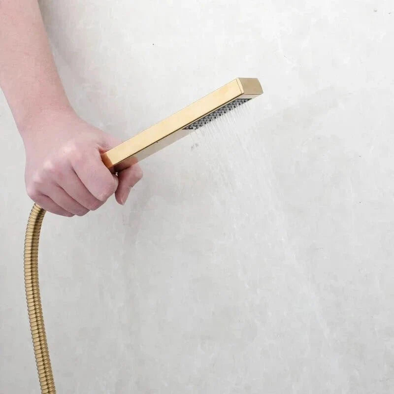 Salle de bain avec colonne de douche encastrée, ambiance luxueuse