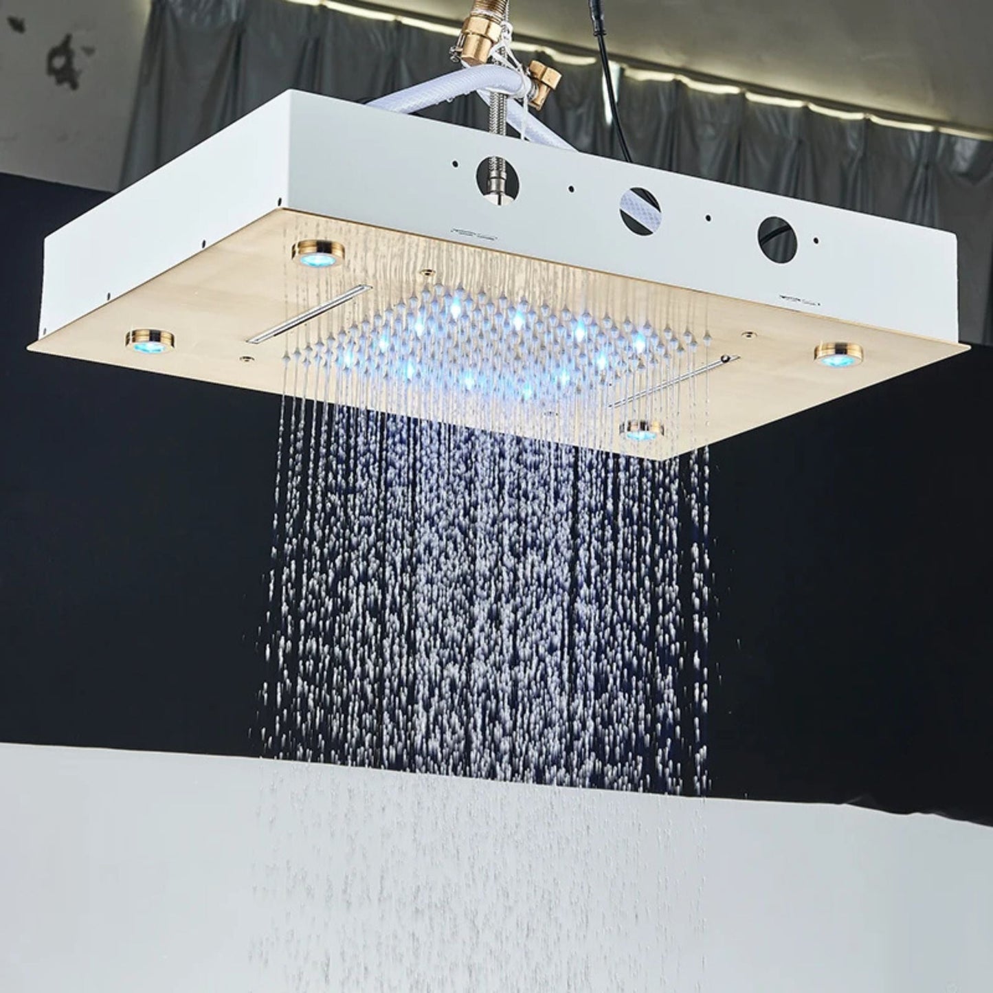 Vue latérale d'une tête de douche encastrée avec éclairage LED