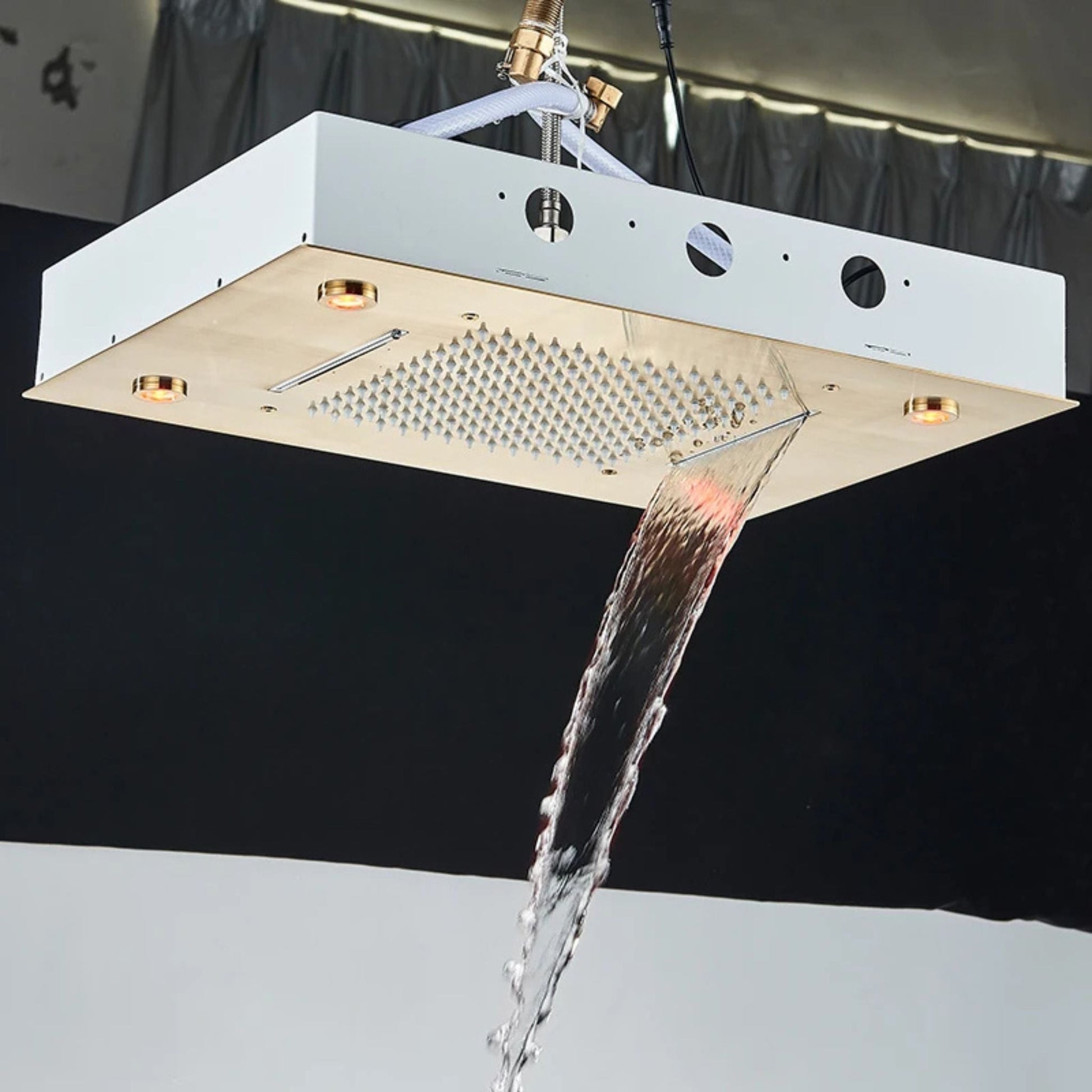 Détail des jets cascade et pluie de la douche encastrée