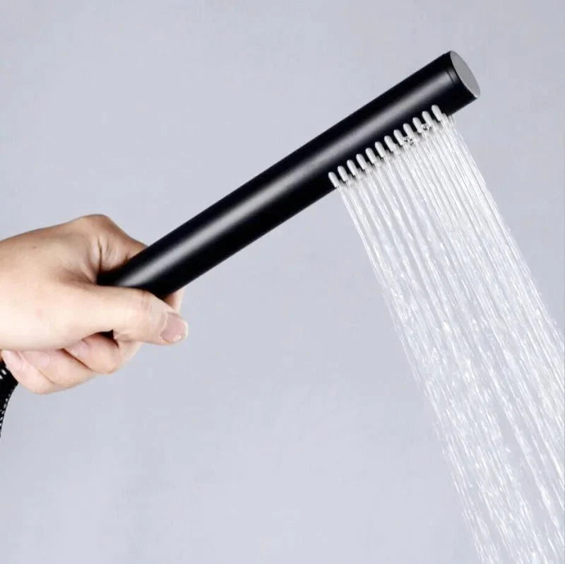 Système de douche encastré avec design moderne et épuré