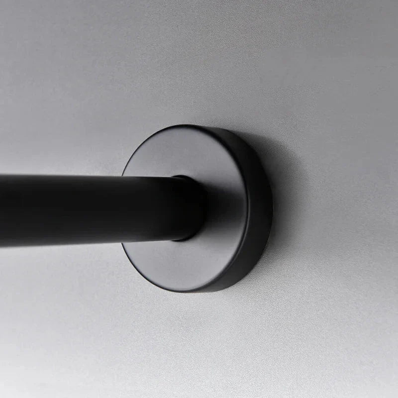 Pomme de douche noire encastrée offrant une pluie généreuse