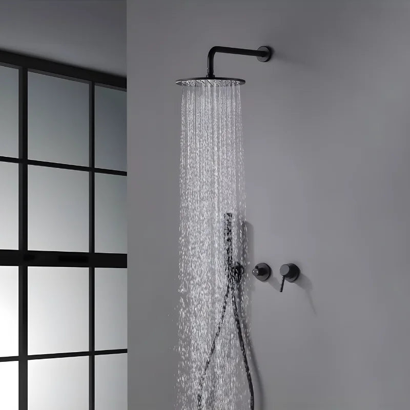 Vue rapprochée de la pomme de douche noire encastrée