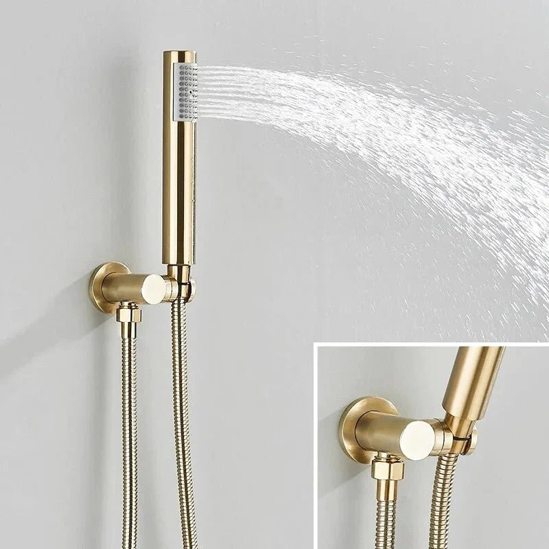 Gros plan sur le pommeau de douche en finition or brossé