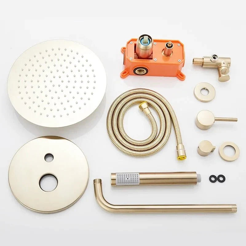 Détail du mitigeur de la colonne de douche or brossé