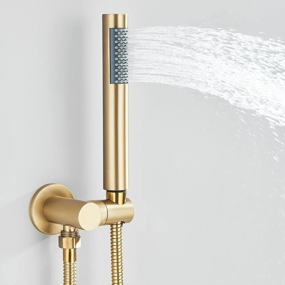 Vue rapprochée de la finition or brossé sur la colonne de douche