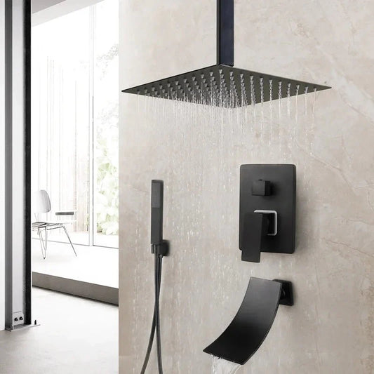 Vue rapprochée des matériaux de haute qualité d'une colonne de douche encastrée