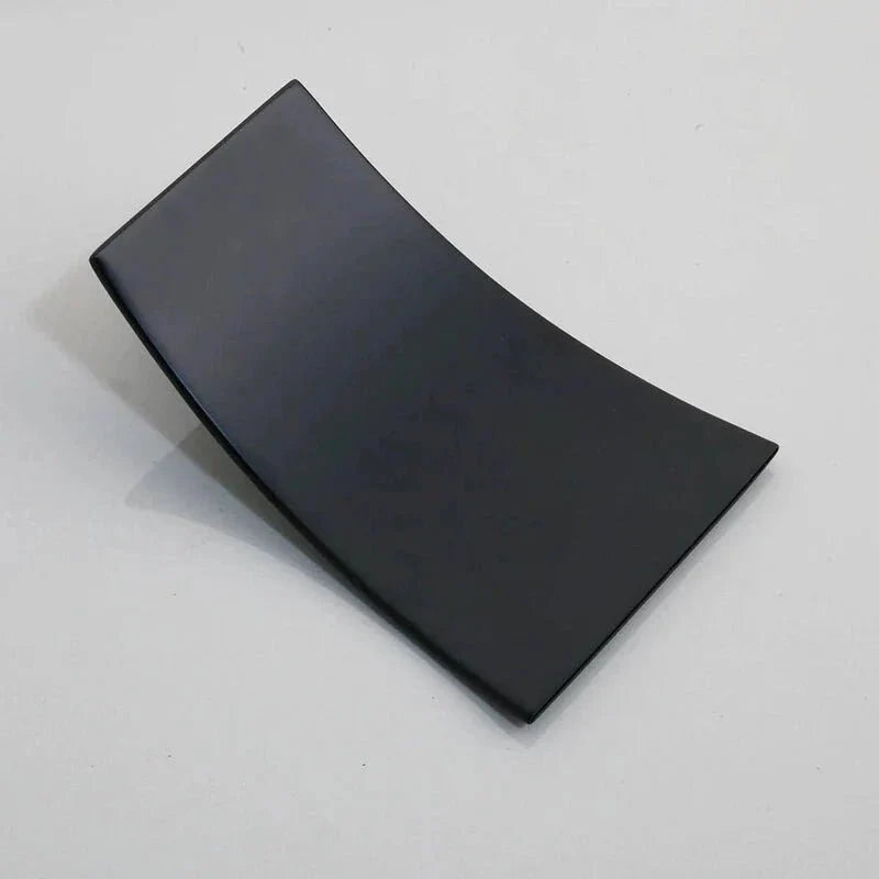 Installation encastrée d'une colonne de douche moderne au plafond