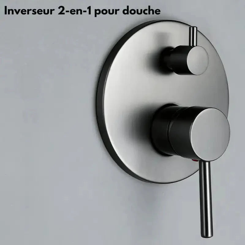 Gros plan sur les jets réglables de la colonne de douche encastrée