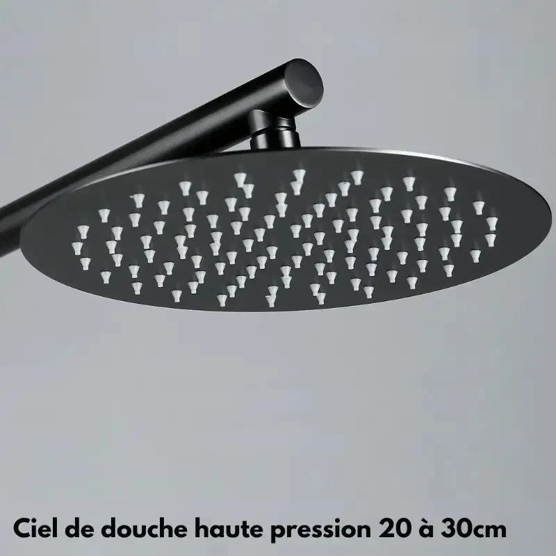 Vue de face d'une colonne de douche encastrée moderne avec finition chromée