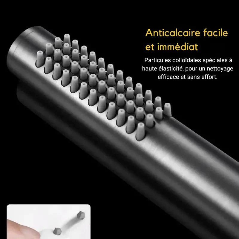 Détail du pommeau de douche d'une colonne encastrée moderne