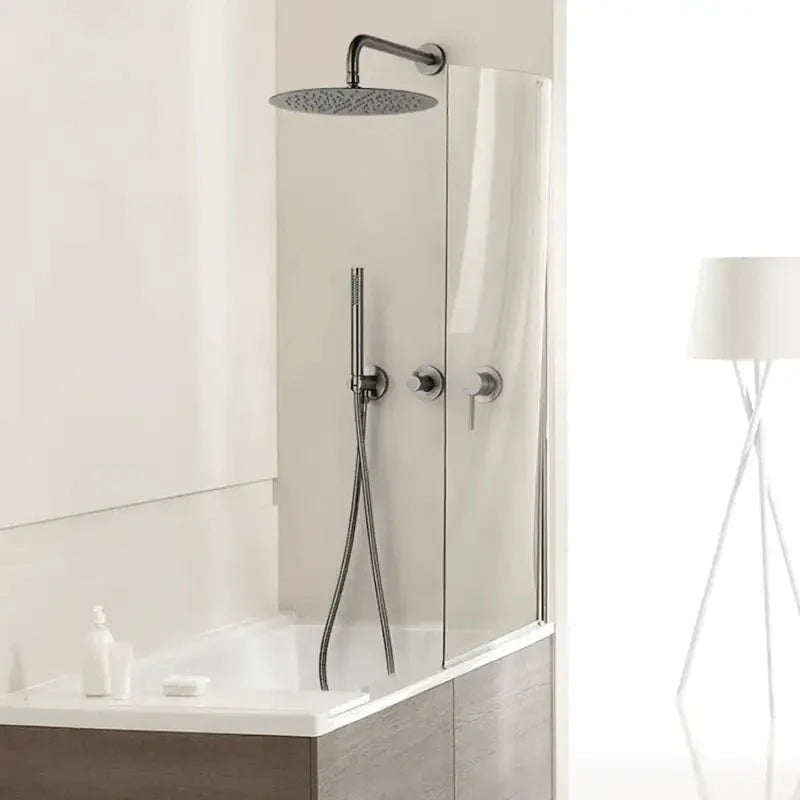 Vue rapprochée d'un mitigeur mécanique sur une colonne de douche encastrée