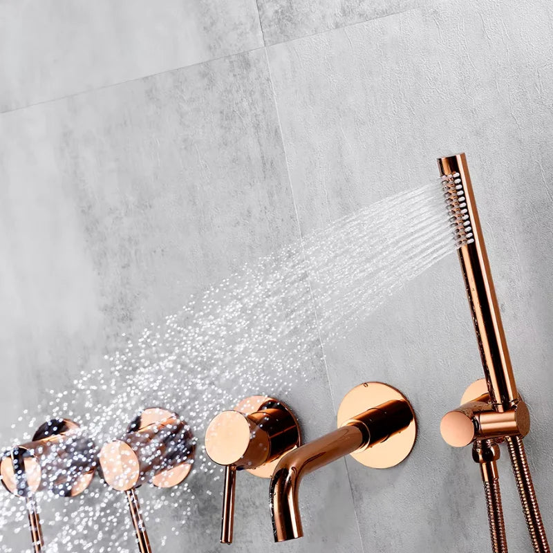 Détail du mitigeur de la colonne de douche or rose