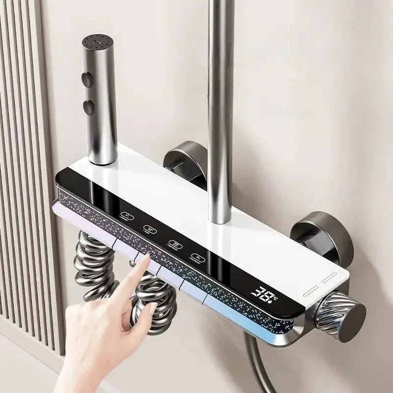 Gros plan sur le mitigeur thermostatique de la colonne de douche