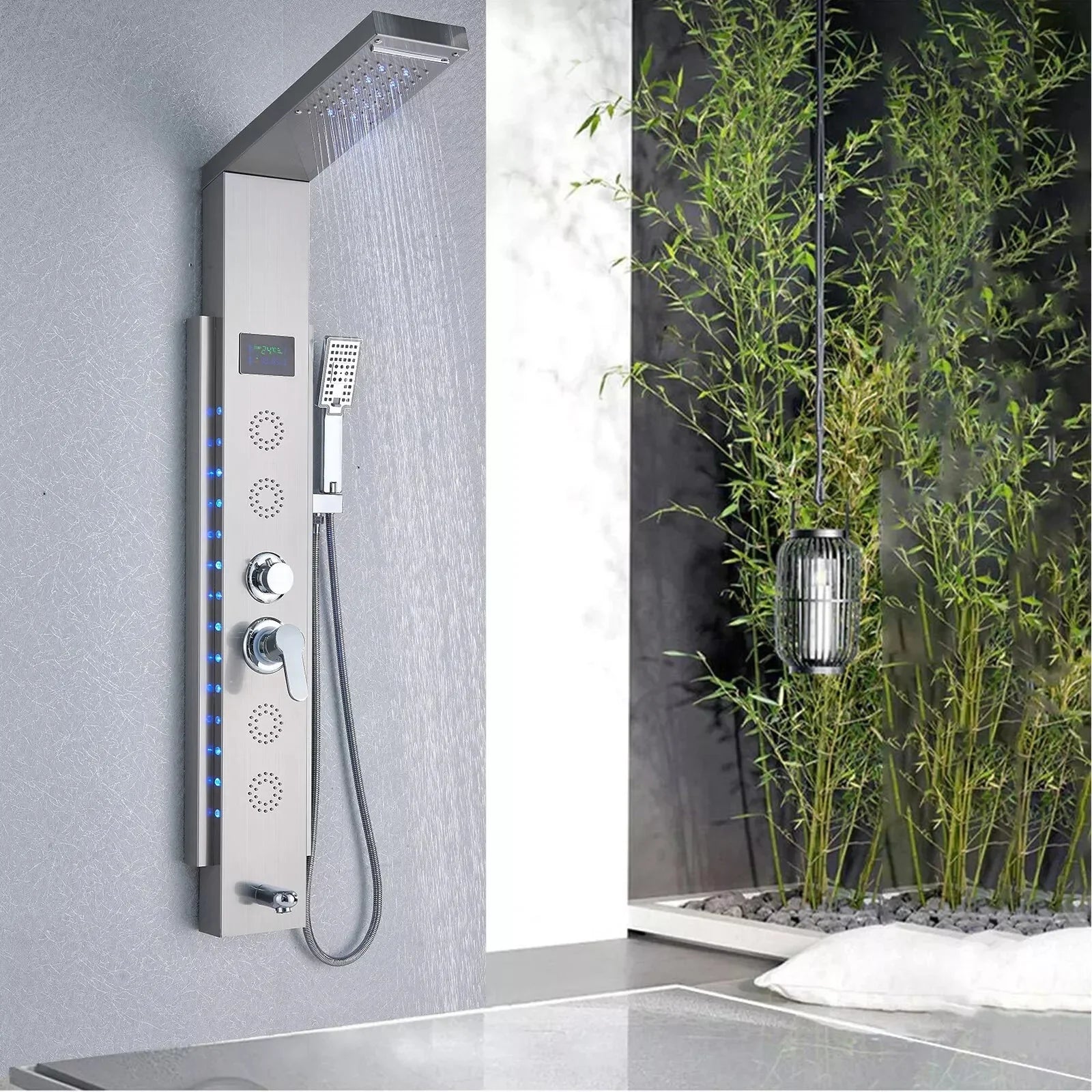 Design épuré de la colonne de douche avec panneau noir vertical