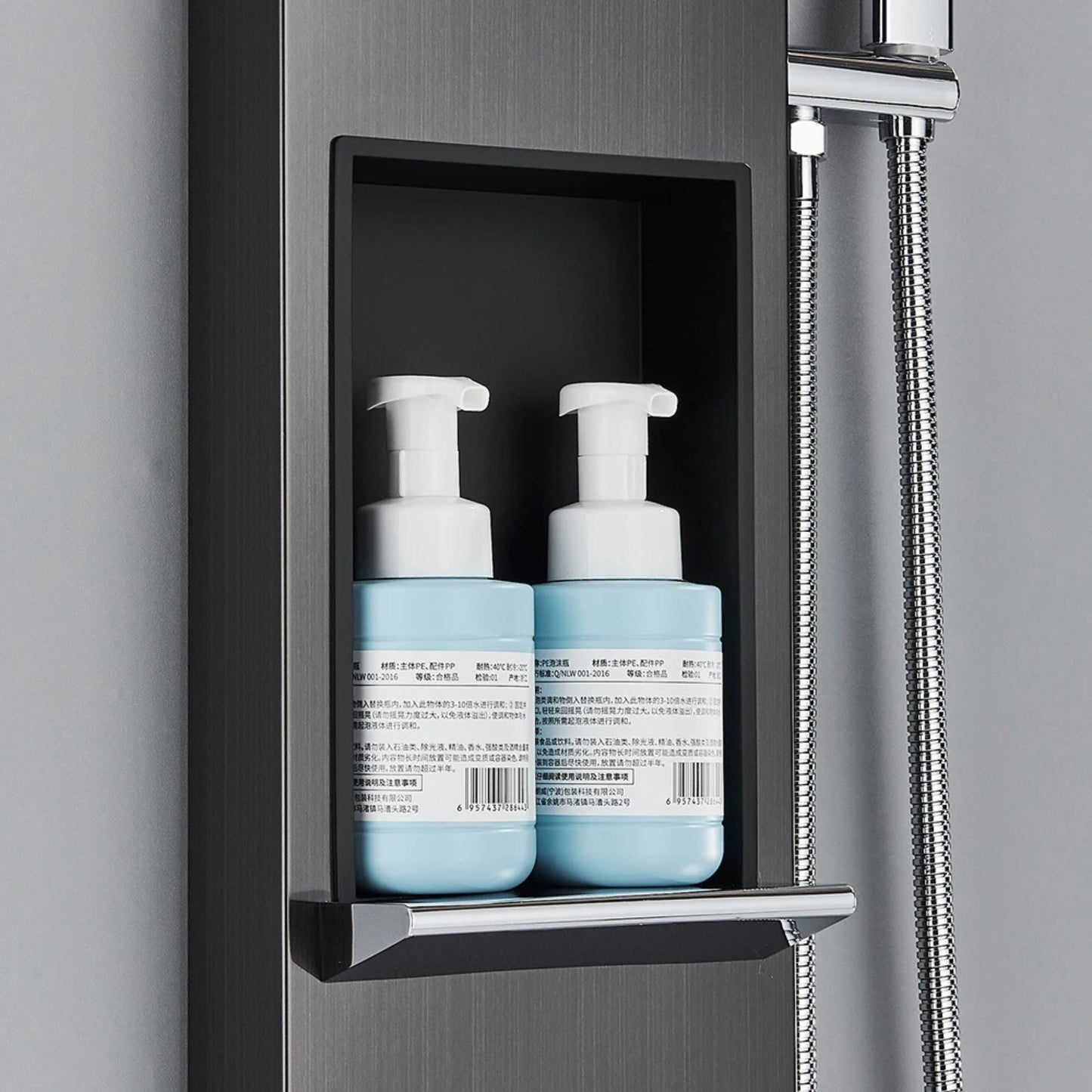 Colonne de douche avec finition élégante en gris brossé