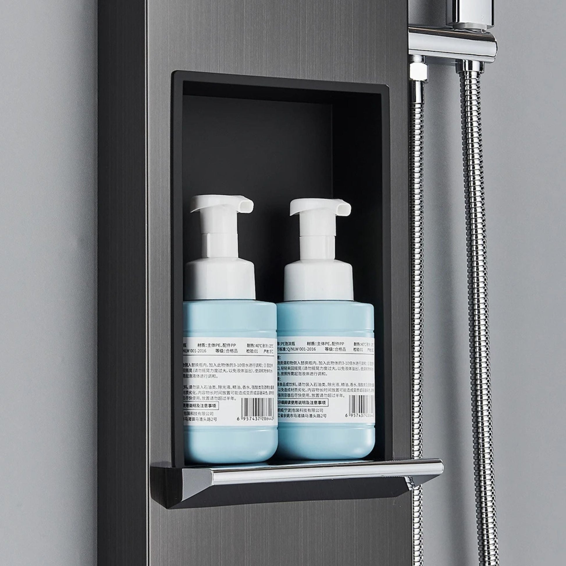 Colonne de douche avec finition élégante en gris brossé