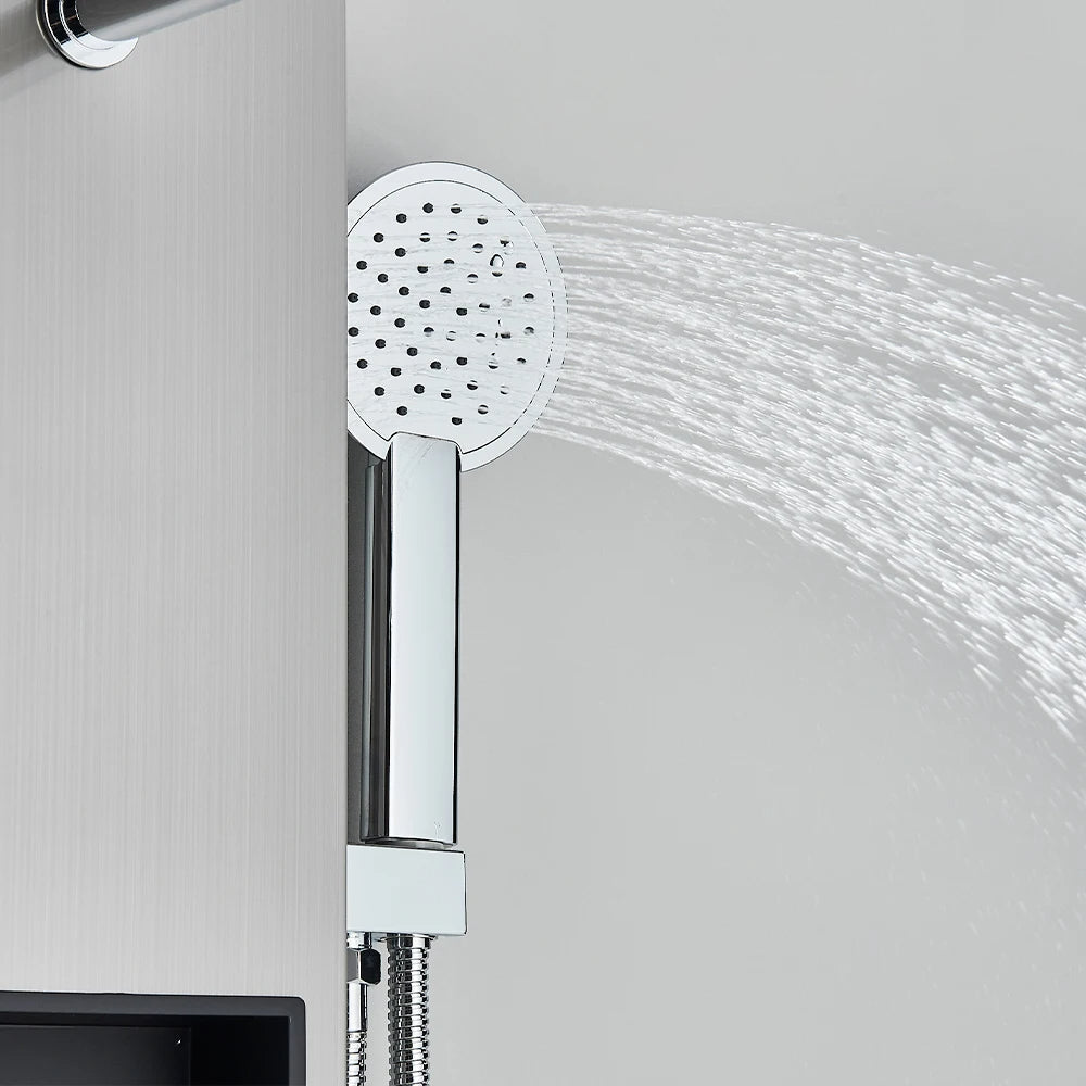 Vue d'ensemble de la colonne de douche installée sur mur carrelé