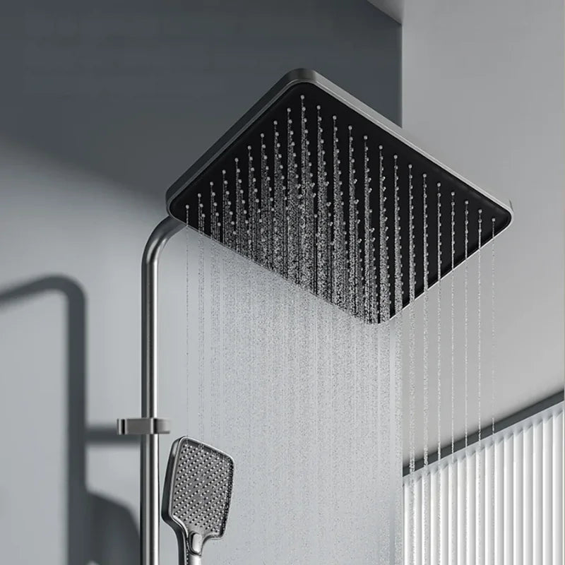 Vue latérale de la colonne de douche noire installée