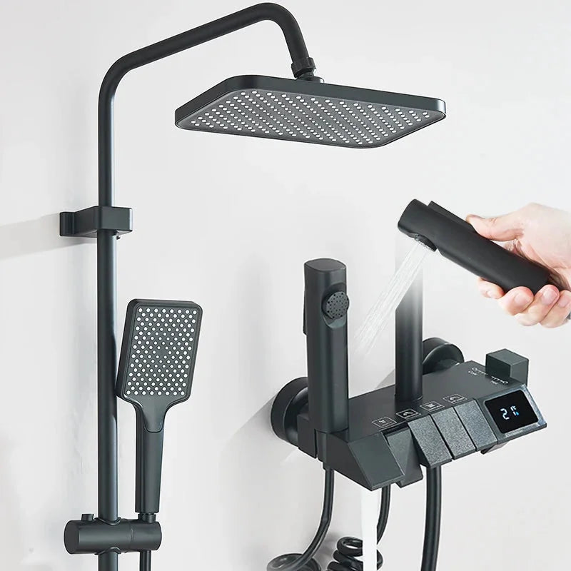 Colonne de douche noire avec tablette, installée dans une salle de bain contemporaine