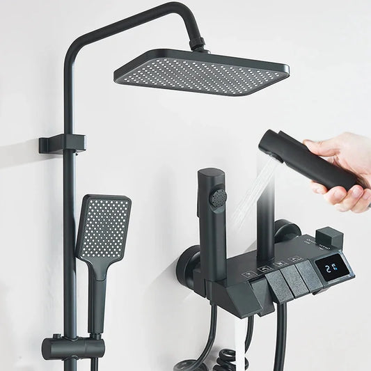 Colonne de douche noire avec tablette, installée dans une salle de bain contemporaine