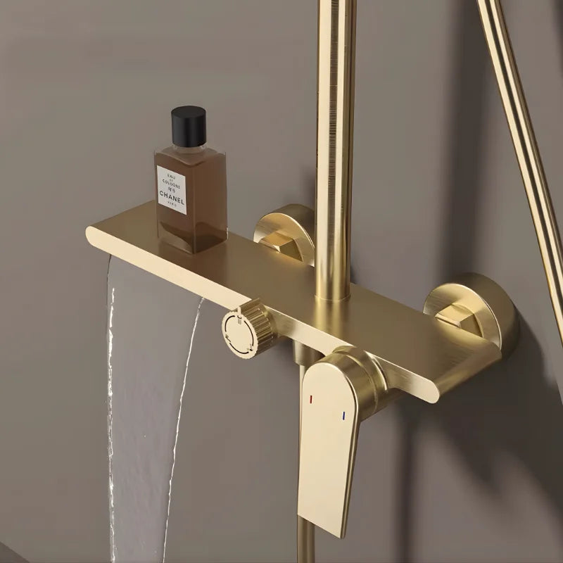 Texture brossée visible sur le pommeau de douche