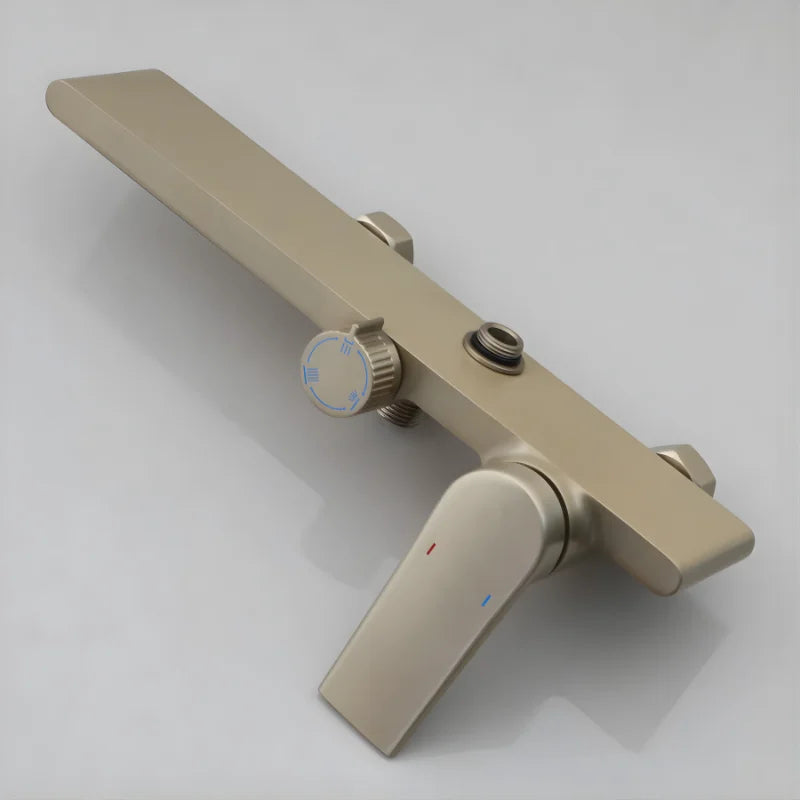 Zoom sur la texture brossée de la colonne de douche