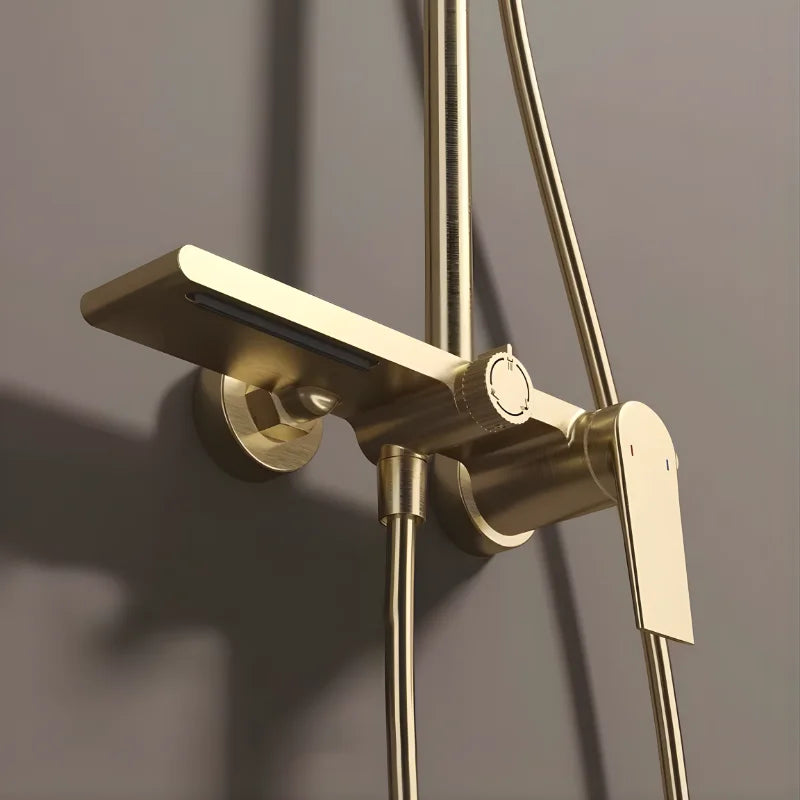 Colonne de douche avec finition or et détails soignés