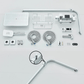 Douchette et flexible en chrome sur fond blanc