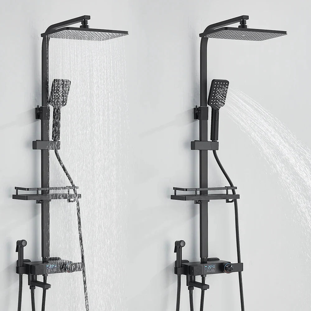 Vue de côté de la colonne de douche en noir mat