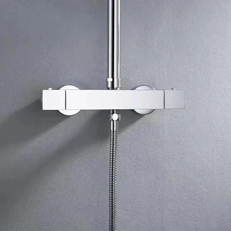 Colonne de douche avec design moderne et finition chromée