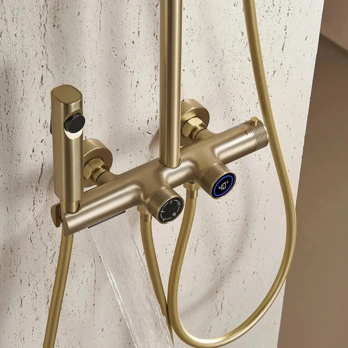 Vue rapprochée du design élégant de la colonne de douche
