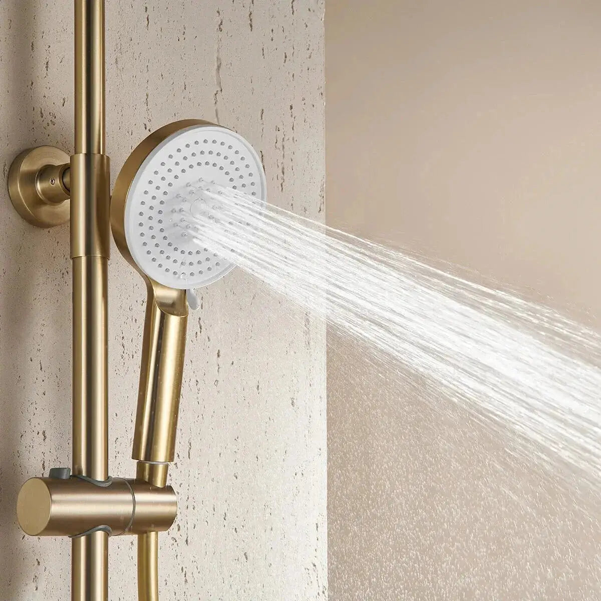 Vue de dessus du pommeau de douche en finition or brossé