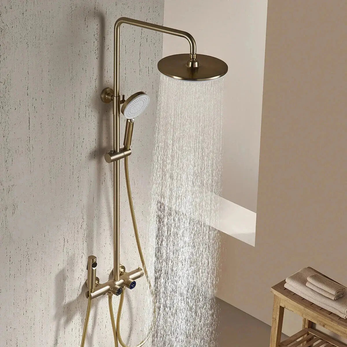 Vue de face d'une colonne de douche en or brossé avec robinet thermostatique