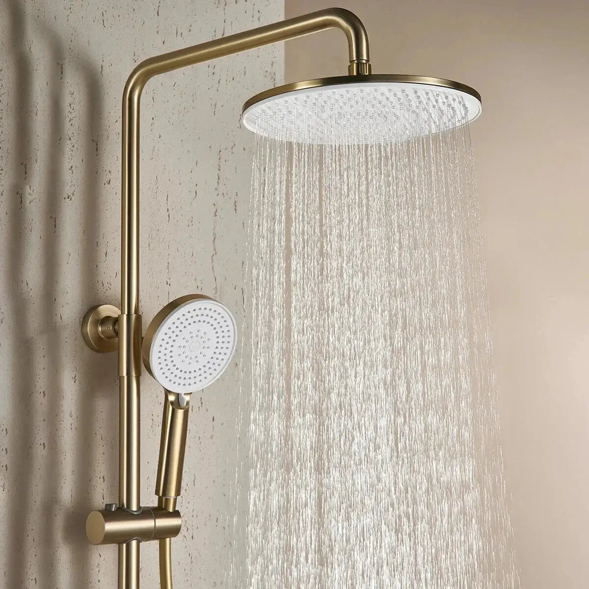 Gros plan sur le pommeau de douche en finition or brossé élégant