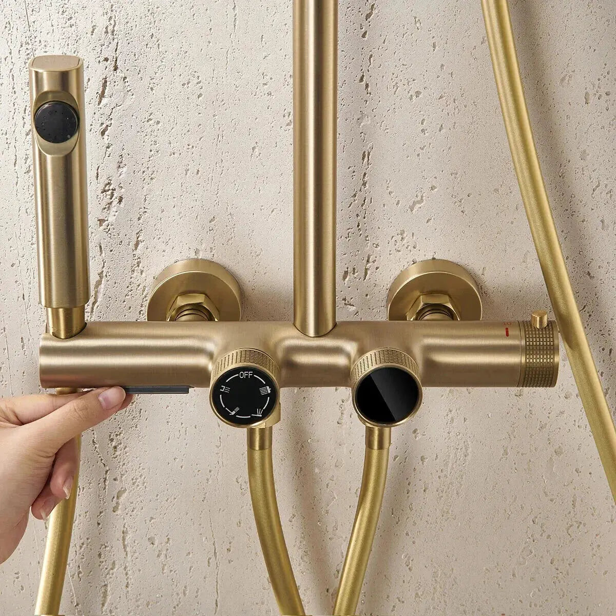 Vue d'ensemble de la colonne de douche installée dans une salle de bain moderne
