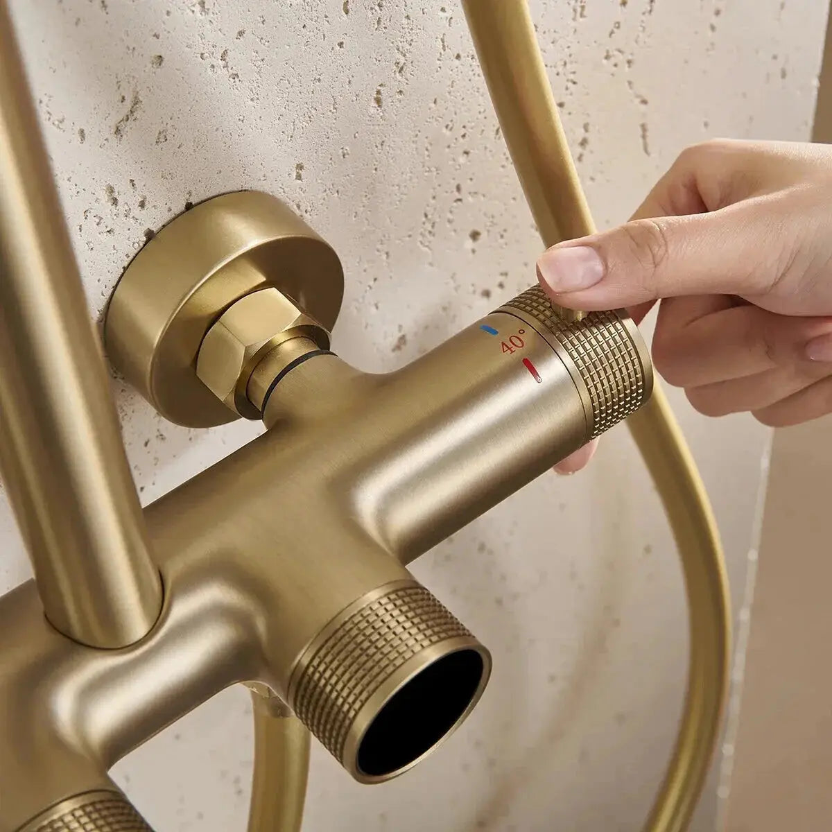 Détail des commandes de température sur la colonne de douche